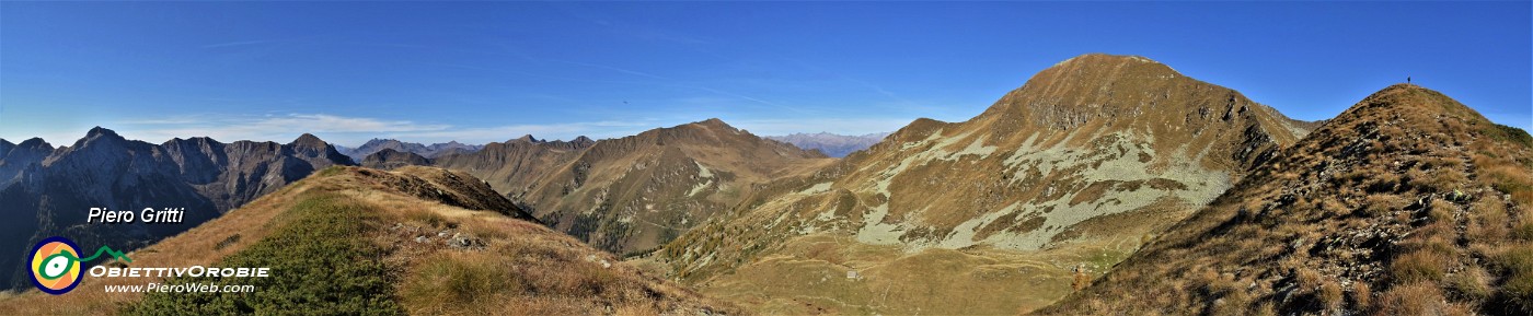 34 Risalendo i morbidi dossi della cima dell'Arete col Valegino che ci aspetta.jpg